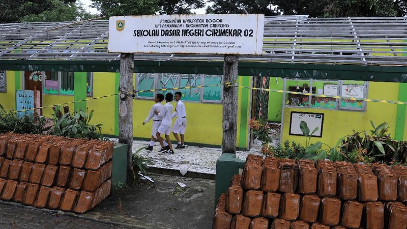 Dampak hujan deras, atap SDN Cirimekar 02 Cibinong, Bogor, ambruk. Proses kegiatan belajar-mengajar pun dilakukan di dalam tenda.