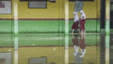 Jika di Pondok Ungu Bekasi siswa masih bisa datang ke sekolah, meski dalam kondisi banjir, di beberapa wilayah lainnya seperti Cibinong, Bogor, kegiatan belajar mengajar digelar di tenda darurat. (ANTARA FOTO/ Fakhri Hermansyah)