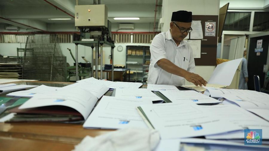 Jakarta – Arsip Nasional Republik Indonesia (ANRI) memberikan layanan restorasi/perawatan arsip keluarga (Laraska) secara GRATIS bagi masyarakat yang terkena musibah bencana banjir. Laraska ini dilaksanakan terhitung mulai 2 Januari 2020 pada hari kerja (Senin s.d Jum’at) mulai pukul 08.30 – 15.00 WIB.  Bagi masyarakat yang berminat memperoleh Laraska, dapat langsung datang ke lokasi.

Kantor ANRI yang berlokasi di jalan Ampera Raya nomor 7, Cilandak Timur, Jakarta Selatan. Selanjutnya, masyarakat dapat menemui langsung Tim Penanganan Arsip Bencana (Task Force) yang berlokasi tak jauh dari gerbang utama ANRI.  Setelah masyarakat diterima oleh Sekretariat Tim Penanganan Arsip Bencana, petugas akan memandu masyarakat untuk mengisi buku registrasi dan formulir Laraska. Selanjutnya, petugas memverifikasi dan mencatat jumlah arsip yang akan direstorasi, menyampaikan jenis kerusakan arsip, jenis perbaikan arsip yang akan dilakukan dan jangka waktu perbaikan arsip yang dibutuhkan. 

Selain itu, ada beberapa hal yang harus diperhatikan jika masyarakat ingin memperoleh Laraska ini, yaitu: masyarakat membawa arsip yang akan diperbaiki               dan bukti identitas diri, arsip yang dibawa adalah arsip asli (bukan fotocopy) dan tidak dalam bentuk laminating, dan tiap keluarga maksimal dapat memperoleh layanan ini sebanyak 10 lembar. Adapun arsip keluarga yang dapat direstorasi antara lain,  akta kelahiran, buku nikah, kartu keluarga, Kartu Tanda Penduduk, sertifikat tanah, ijazah dan lain-lain.  

Perawatan arsip keluarga ini dapat ditunggu, tetapi untuk beberapa jenis perawatan tertentu ada yang membutuhkan jangka waktu tertentu. Laraska bagi masyarakat yang terdampak banjir ini menjadi salah satu wujud responsif 
ANRI terhadap musibah bencana alam banjir dan longso yang terjadi di wilayah Jakarta, Bogor, Depok, Tangerang dan Bekasi pada awal tahun 2020. 

Layanan ini pun menjadi bukti nyata bahwa ANRI hadir dalam situasi tanggap bencana, sebagaimana amanat negara yang tertuang dalam Pasal 6 huruf (g) Undang-
Undang (UU) Nomor 24 Tahun 2007 tentang Penanggulangan Bencana, di mana salah satu tanggung jawab pemerintah dalam penyelenggaraan bencana 
adalah pemeliharaan arsip. Hal tersebut pun dipertegas dalam Pasal 34 UU Nomor 43 Tahun 2009 tentang Kearsipan yang intinya mengamanatkan negara untuk menyelenggarakan pelindungan dan penyelamatan arsip dari bencana.  

LARASKA juga memberikan bimbingan gratis kepada masyarakat dalam memperbaiki arsip keluarganya sehingga masyarakat diharapkan memiliki pengetahuan dasar untuk penanganan dokumen pribadinya yang terdampak bencana. 6/1/2020,  (վ/ Tri Susilo)