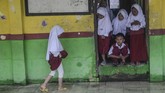 Banjir dengan intensitas tinggi pada malam tahun baru membuat sejumlah titik di wilayah Jabodetabek terkena banjir dan belum seluruh dampaknya teratasi hingga hari ini. BNPB memperkirakan 409 ribu orang terdampak banjir tahun baru. (ANTARA FOTO/ Fakhri Hermansyah)