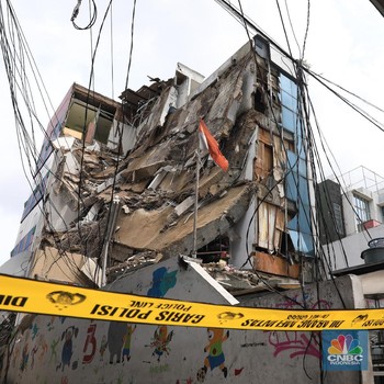 Duh, Ruko 4 Lantai Tiba-tiba Ambruk di Slipi