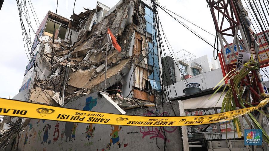 Bangunan ruko minimarket 4 lantai di Kawasan Slipi, Jakarta Barat sekitar pukul 09.20 WIB, Senin (6/1/2020) roboh.