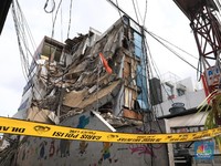 Duh, Ruko 4 Lantai Tiba-tiba Ambruk di Slipi