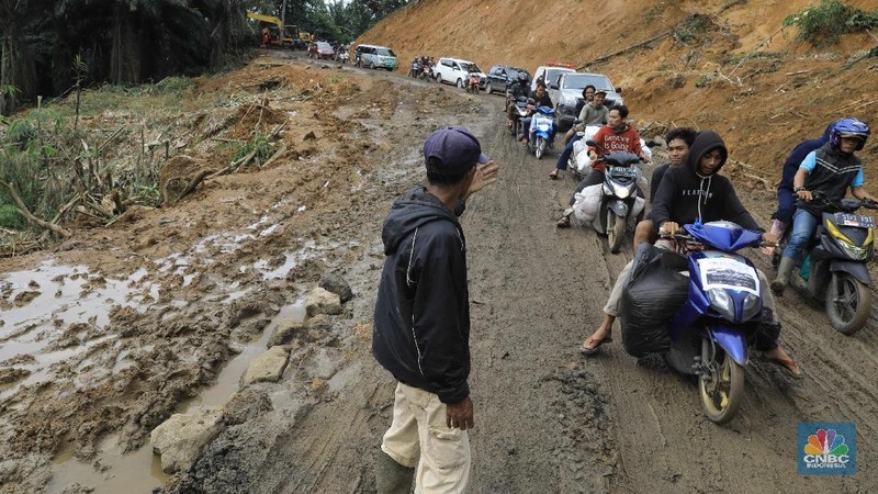 Sebelumnya akses jalan Sukajaya tertutup akibat longsor dan banjir bandang yang melanda kawasan ini.