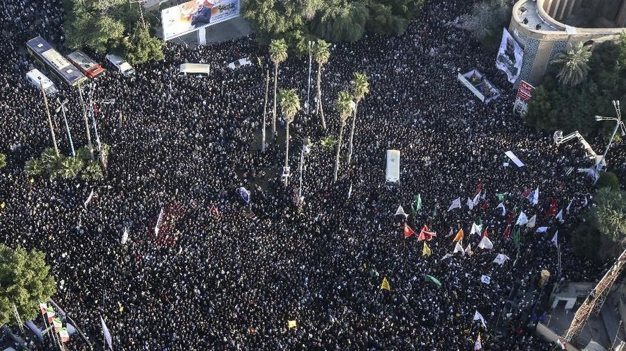 Pemimpin Tertinggi Iran, Ayatollah Khamenei, menetapkan hari berkabung nasional selama tiga hari untuk menghormati kematian Jenderal Qasem Soleimani.