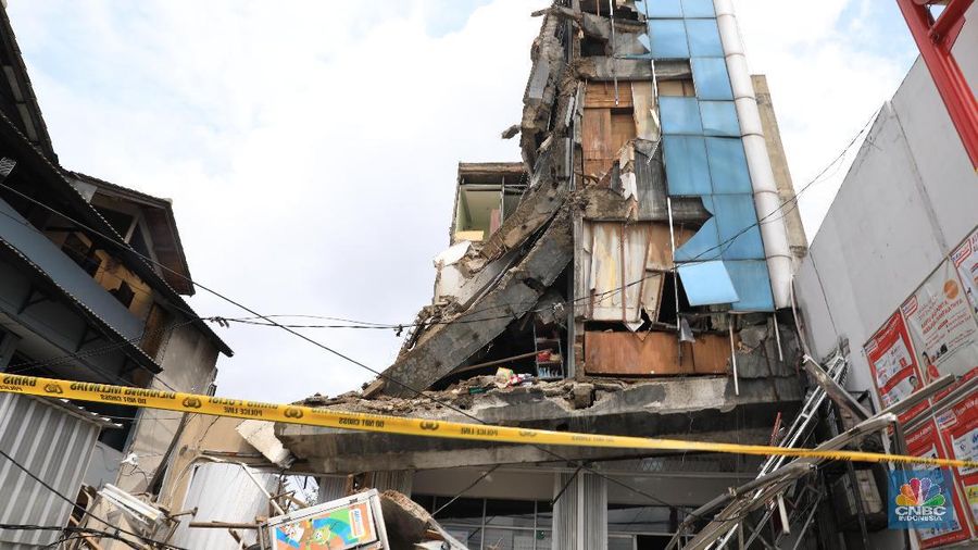Bangunan ruko minimarket 4 lantai di Kawasan Slipi, Jakarta Barat sekitar pukul 09.20 WIB, Senin (6/1/2020) roboh.