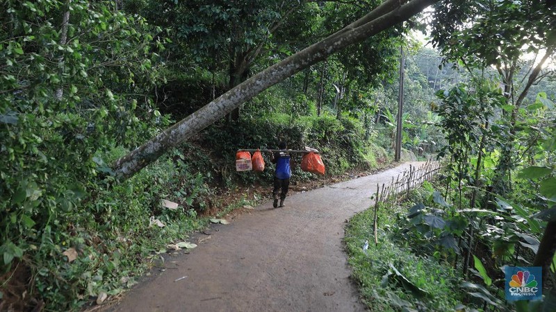 Sebelumnya akses jalan Sukajaya tertutup akibat longsor dan banjir bandang yang melanda kawasan ini.