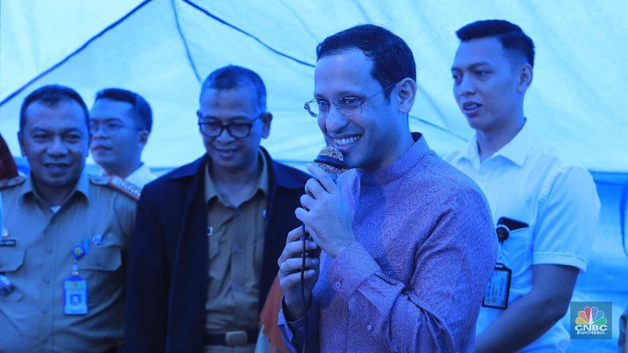 Menteri Pendidikan dan Kebudayaan (Mendikbud), Nadiem Anwar Makarim, meninjau langsung kondisi sekolah rusak karena angin dan hujan deras di Sekolah Dasar (SD) Negeri Cirimekar 02, Cibinong, Bogor, Jawa Barat, Senin (6/1/2020). Pantauan CNBC Indonesia nadiem berkeliling sekolah dan melihat secara langsung bangunan yang rusak. Ia juga menyapa murid-murid yang sedang belajar dalam tenda darurat yang sudah dikirim langsung dari kemendikbud. Nadiem mengaku senang mendengar semangat para siswa mengikuti kegiatan belajar mengajar meski dalam kondisi memprihatinkan. Nadiem meminta agar para siswa bersabar menunggu bantuan dari Kemendikbud. Pada kesempatan nadiem terlihat memberi tas dan seperangkat alat sekolah kepada murid-murid. Seperti diketahui, atap sejumlah ruangan di sekolah tersebut ambruk setelah hujan deras mengguyur pada 31 Desember lalu. Ada lima ruang yang atapnya ambruk dihantam derasnya air hujan. Tiga ruang kelas, satu ruang guru, dan satu ruang komputer. (CNBC Indonesia/Muhammad Sabki)