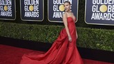Scarlett Johansson tampil klasik dalam balutan gaun strapless berwarna merah dengan potongan leher berbentuk hati. Kalung permata rancangan Bulgari membuat kian mempesona. (Photo by Jordan Strauss/Invision/AP)