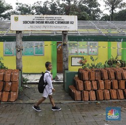 Modal Cangkul, Guru SD Dapat Harta Karun Miliaran di Halaman Sekolah