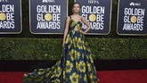 Taylor Swift tampil manis dengan gaun berbahan sutra rancangan Etro. Rona biru gaun dipercantik dengan motif bunga-bunga berwarna kuning. (Photo by Jordan Strauss/Invision/AP)