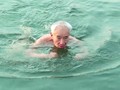 VIDEO: Berenang di Danau Es China