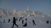 Ada empat taman hiburan yang bisa dikunjungi di festival tahunan ini, yakni; Ice and Snow World, Sun Island, Ice Lantern Fair, dan Songhua River Ice. (NOEL CELIS / AFP)
