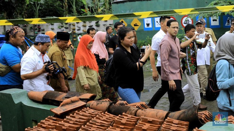 Dampak hujan deras, atap SDN Cirimekar 02 Cibinong, Bogor, ambruk. Proses kegiatan belajar-mengajar pun dilakukan di dalam tenda.