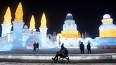 Tidak hanya berfoto atau main salju, di sini pengunjung juga bisa bermain ski dan menikmati pesta kembang api. (NOEL CELIS / AFP)