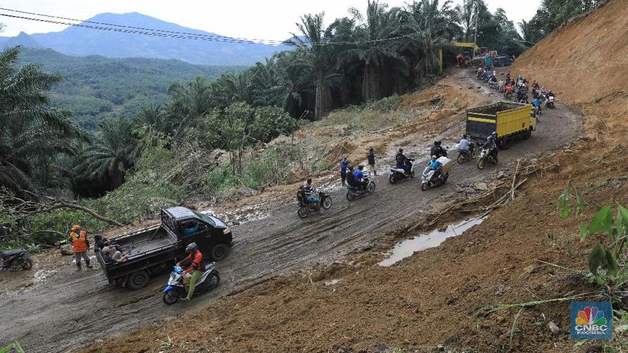 Sejumlah kendaraan logistik dan bantuan melintas di ruas jalan Kebon Kelapa menuju akses jalan Sukajaya yang sudah terbuka akibat bencana longsor dan banjir bandang, Kecamatan Cigudeg, Kab Bogor, Jawa Barat, Senin (6/1/2020). Ketika tim CNBC Indonesia menyusuri jalan terdapat alat berat membuka jalan menutupi menuju desa yang terdampak bencana longsor dan banjir bandang di Desa Harkat Jaya, Kecamatan Sukajaya, Kabupaten Bogor.
Bencana longsor Kecamatan Sukajaya, Kabupaten Bogor, Jawa Barat, terjadi akibat hujan deras tak henti sejak Selasa, 31 Desember 2019 lalu, hingga Rabu, 1 Januari 2020, kemarin. Salah satu wilayah terdampak adalah Desa Harkat Jaya. Tertutupnya jalan membuat logistic hanya sampai di tempat pengungsian musibah pertama di balai desa Harkat Jaya. Sejumlah relawan dan warga juga rela berjalan kaki dan naik motor untuk mengantar bantuan ke desa yang terisolir seperti desa urug, desa tiara pandak. Melalui siaran pers biro kepresidenan, Presiden Joko Widodo menginstruksikan jajaran anak buahnya untuk membuka akses daerah terisolasi terdampak banjir dan longsor di Sukajaya, Kabupaten Bogor, Jawa Barat.
Instruksi terutama diberikan untuk Menteri Pekerjaan Umum dan Perumahan Rakyat (PUPR) Basuki Hadimuljono, Kepala Badan Nasional Penanggulangan Bencana (BNPB) Doni Monardo, dan Panglima TNI Marsekal Hadi Tjahjanto.