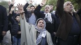 Dalam siaran langsung yang ditayangkan secara daring, jutaan warga turun ke jalanan Teheran untuk mengiringi rombongan mobil pembawa sisa jenazah Soleimani. (HOSSEIN MERSADI / IRAN'S FARS NEWS AGENCY / AFP)