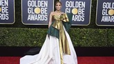 Suasana Natal mungkin masih dirasakan Jennifer Lopez alias JLo. Gaun Valentino yang ia kenakan lebih mirip pembungkus kado Natal dengan aksen pita super besar. (Photo by Jordan Strauss/Invision/AP)
