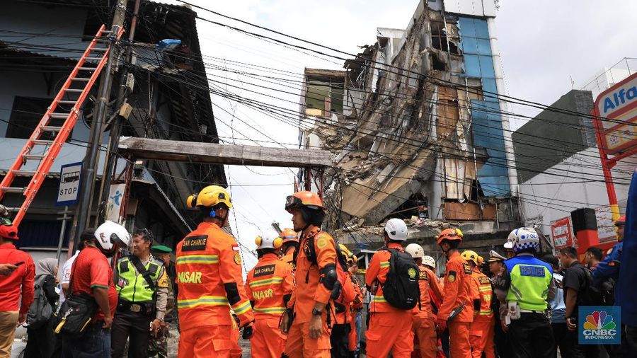 Bangunan ruko minimarket 4 lantai di Kawasan Slipi, Jakarta Barat sekitar pukul 09.20 WIB, Senin (6/1/2020) roboh.