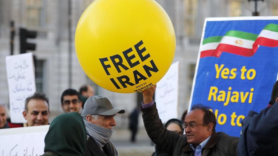 Masyarakat dari sejumlah negara menggelar aksi untuk memprotes serangan AS terhadap Iran yang menambah ketegangan di Timur Tengah.