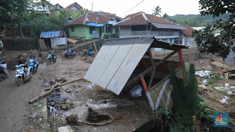 Sebelumnya akses jalan Sukajaya tertutup akibat longsor dan banjir bandang yang melanda kawasan ini.