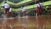 Kondisi tergenang banjir juga terjadi di Sekolah Dasar Negeri Kapuk Muara 01. Kegiatan belajar mengajar di sejumlah sekolah terdampak banjir belum efektif karena selain ruangan kelas terendam air juga digunakan sebagai tempat pengungsian. (ANTARA FOTO/Muhammad Adimaja)