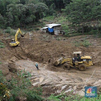 Perjuangan Berat Mengantar Bantuan Korban Longsor di Sukajaya