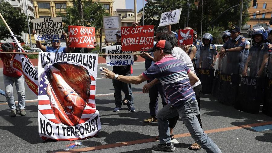 Semakin banyak warga Amerika Serikat (AS) yang mengkritik keputusan Presiden Donald Trump yang memerintahkan serangan terhadap Iran.