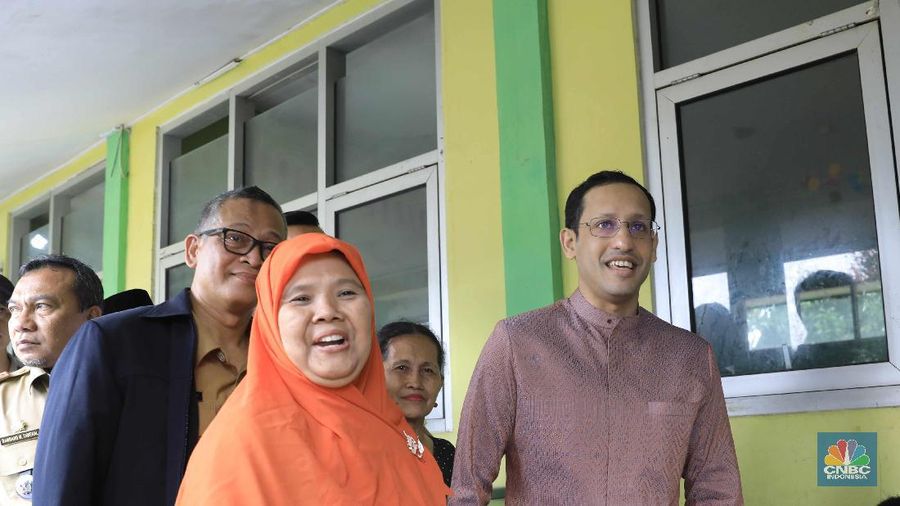 Menteri Pendidikan dan Kebudayaan (Mendikbud), Nadiem Anwar Makarim, meninjau langsung kondisi sekolah rusak karena angin dan hujan deras di Sekolah Dasar (SD) Negeri Cirimekar 02, Cibinong, Bogor, Jawa Barat, Senin (6/1/2020). Pantauan CNBC Indonesia nadiem berkeliling sekolah dan melihat secara langsung bangunan yang rusak. Ia juga menyapa murid-murid yang sedang belajar dalam tenda darurat yang sudah dikirim langsung dari kemendikbud. Nadiem mengaku senang mendengar semangat para siswa mengikuti kegiatan belajar mengajar meski dalam kondisi memprihatinkan. Nadiem meminta agar para siswa bersabar menunggu bantuan dari Kemendikbud. Pada kesempatan nadiem terlihat memberi tas dan seperangkat alat sekolah kepada murid-murid. Seperti diketahui, atap sejumlah ruangan di sekolah tersebut ambruk setelah hujan deras mengguyur pada 31 Desember lalu. Ada lima ruang yang atapnya ambruk dihantam derasnya air hujan. Tiga ruang kelas, satu ruang guru, dan satu ruang komputer. (CNBC Indonesia/Muhammad Sabki)