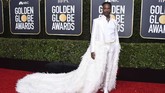 Billy Porter selalu menarik perhatian. Kali ini, dia tampil dalam balutan tuksedo rancangan Alex Vinash. Tampilan serba putih dan kehadiran bulu membuatnya terlihat layaknya peri. (Photo by Jordan Strauss/Invision/AP)