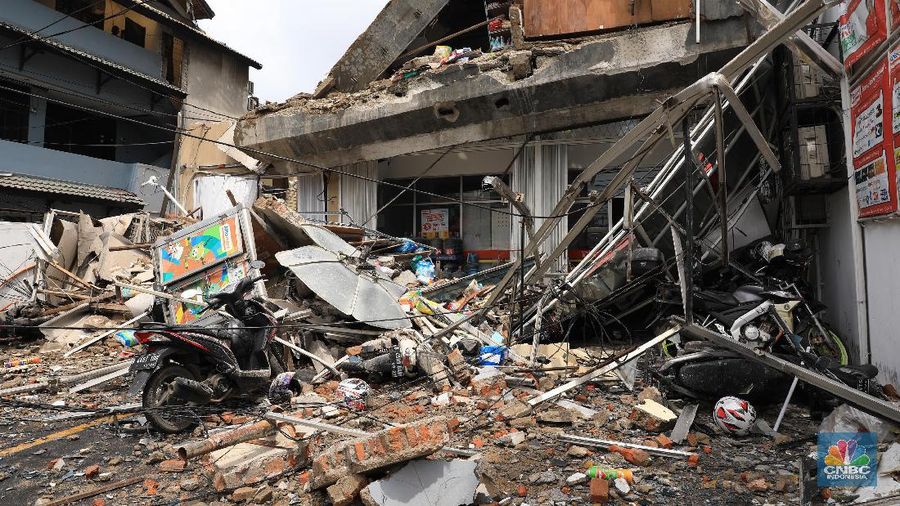 Bangunan ruko minimarket 4 lantai di Kawasan Slipi, Jakarta Barat sekitar pukul 09.20 WIB, Senin (6/1/2020) roboh.