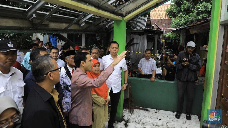 Menteri Pendidikan dan Kebudayaan (Mendikbud), Nadiem Anwar Makarim, meninjau langsung kondisi sekolah rusak karena angin dan hujan deras di Sekolah Dasar (SD) Negeri Cirimekar 02, Cibinong, Bogor, Jawa Barat, Senin (6/1/2020). Pantauan CNBC Indonesia nadiem berkeliling sekolah dan melihat secara langsung bangunan yang rusak. Ia juga menyapa murid-murid yang sedang belajar dalam tenda darurat yang sudah dikirim langsung dari kemendikbud. Nadiem mengaku senang mendengar semangat para siswa mengikuti kegiatan belajar mengajar meski dalam kondisi memprihatinkan. Nadiem meminta agar para siswa bersabar menunggu bantuan dari Kemendikbud. Pada kesempatan nadiem terlihat memberi tas dan seperangkat alat sekolah kepada murid-murid. Seperti diketahui, atap sejumlah ruangan di sekolah tersebut ambruk setelah hujan deras mengguyur pada 31 Desember lalu. Ada lima ruang yang atapnya ambruk dihantam derasnya air hujan. Tiga ruang kelas, satu ruang guru, dan satu ruang komputer. (CNBC Indonesia/Muhammad Sabki)