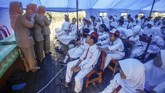 Akibat atap ruang kelas ambruk, siswa pun terpaksa belajar di tenda darurat pada hari pertama sekolah pasca-libur panjang. (ANTARA FOTO/Yulius Satria Wijaya)