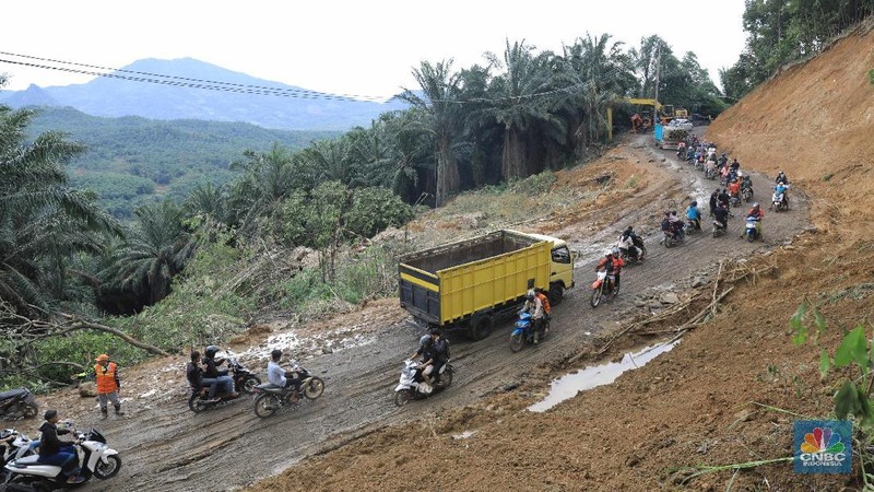 Sebelumnya akses jalan Sukajaya tertutup akibat longsor dan banjir bandang yang melanda kawasan ini.