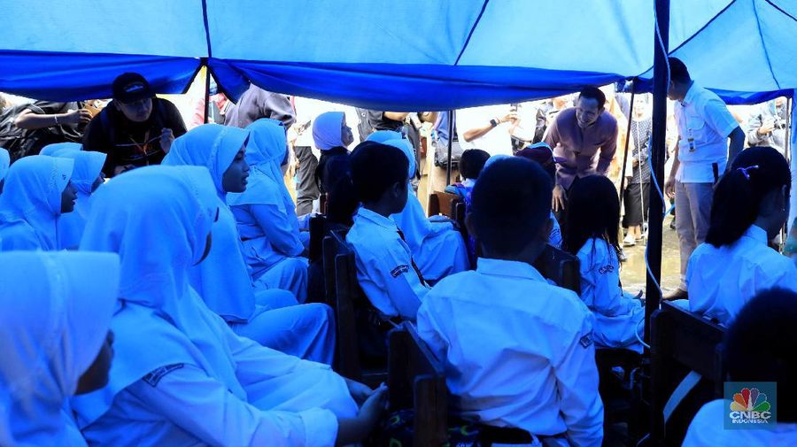 Dampak hujan deras, atap SDN Cirimekar 02 Cibinong, Bogor, ambruk. Proses kegiatan belajar-mengajar pun dilakukan di dalam tenda.