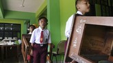 Selain itu, kegiatan belajar mengajar juga tak efektif, karena beberapa sekolah juga menggunakan hari pertama untuk berbenah membereskan sisa-sisa banjir. (ANTARA FOTO/Muhammad Adimaja)