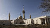 Mausoleum Ruhollah Khomeini menjadi lokasi makam Ayatollah Ruhollah Khomeini - pendiri republik Islam - dan keluarganya, bersama dengan tokoh-tokoh politik lainnya. Ini adalah situs ziarah penting di Iran. (AFP PHOTO/Atta Kenare)