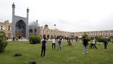 Naqsh-e Jahan Square di Isfahan, Iran, yang dibangun abad ke-17. Ketegangan politik antara Iran dan Amerika Serikat melahirkan kekhawatirkan akan serangan bersenjata terhadap 20 situs sejarah di Iran yang masuk daftar warisan dunia UNESCO. (AFP PHOTO/Atta Kenare)