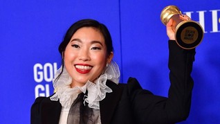 Jiwa Awkwafina 'Terbang' Jelang Terima Piala Golden Globe