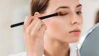Eyeshadow yang Tahan dari Kerja Siang sampai Acara Malam, Beneran Bisa?