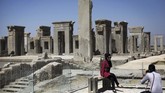 Reruntuhan Persepolis di Shiraz, Iran. Persepolis adalah salah satu komplek arsitektur terbesar yang dibangun dari batu kapur. Ini adalah kediaman kerajaan Achaemenid Persia pada 550-330 SM, namun kemudian dibakar dan dijarah oleh Alexander Agung pada 330 SM. (AFP PHOTO/Behrouz Mehri)