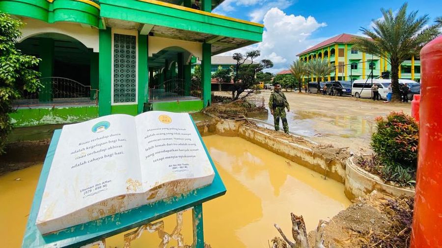 Jokowi mengatakan beberapa penyebab bencana banjir bandang di Lebak adalah akibat perambahan hutan dan penambangan emas secara ilegal.