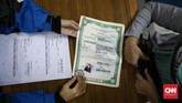 Petugas memverifikasi dan mencatat jumlah arsip yang akan direstorasi, menyampaikan jenis kerusakan arsip, jenis perbaikan arsip yang akan dilakukan dan jangka waktu perbaikan arsip yang dibutuhkan. (CNNIndonesia/Safir Makki)