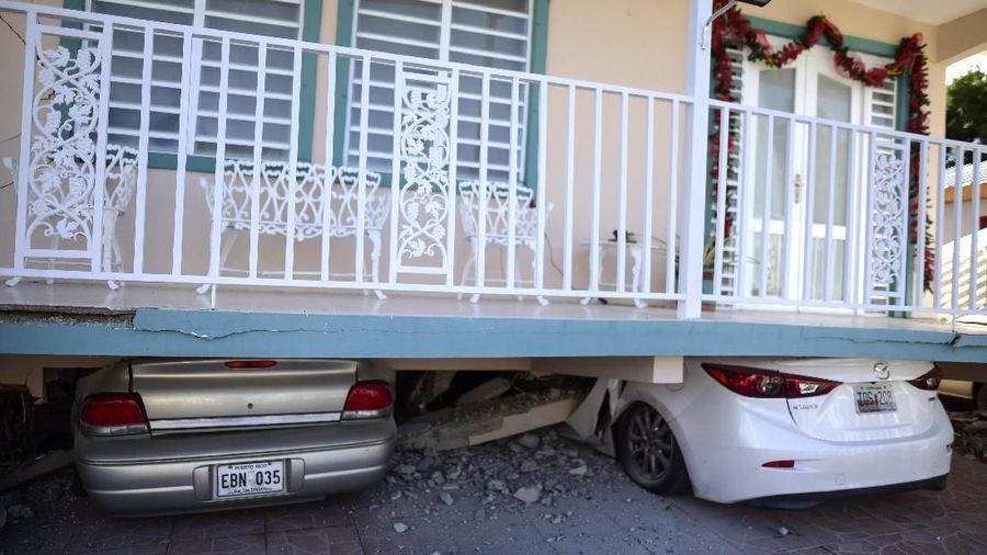 Guncangan gempa memicu tanah longsor, jaringan listrik terputus dan merobohkan sejumlah rumah penduduk.