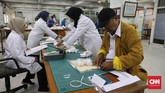 Setelah proses pengeringan, semua dokumen dilaminasi atau enkapsulasi untuk melindungi fisik dari dokumen. (CNNIndonesia/Safir Makki)