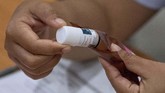 Ratusan orang Thailand yang sebagian besar sudah tua menunggu untuk menerima botol 5-10 mg minyak untuk sakit otot. (Mladen ANTONOV / AFP)