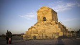 Makam Cyrus II Persia, yang dikenal sebagai Cyrus the Great, pendiri Kekaisaran Achaemenid Persia pada abad ke-6 SM di kota Pasargadae, 135 kilometer utara timur kota selatan Shiraz. Di bawah pemerintahannya, Kekaisaran Achaemenid sempat menciptakan kerajaan terbesar di dunia. (AFP PHOTO/Behrouz Mehri)