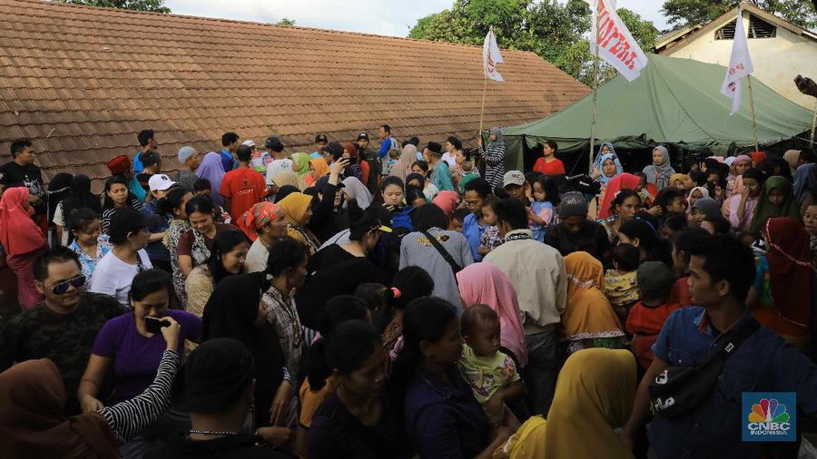 arga korban longsor mengungsi di Sekolah Dasar di Desa Harkat Jaya, Kecamatan Sukajaya, Kabupaten Bogor, Jawa Barat. Ratusan siswa Sekolah Dasar (SD) di Desa Harkat Jaya, Kecamatan Sukajaya, Kabupaten Bogor, Jawa Barat, masih belum bisa melakukan proses belajar mengajar, Selasa (7/1/2020). Pihak sekolah meliburkan kembali siswanya lantaran sekolah mereka digunakan untuk pengungsi korban banjir dan longsor di wilayah tersebut. Berdasarkan data Badan Penanggulangan Bencana Daerah (BPBD) Kabupaten Bogor, ada tiga SD yang belum melaksanakan Kegiatan Belajar Mengajar (KBM) di Kecamatan Sukajaya yakni SDN 03, SDN Banar 1, dan SDN Banar 2, lantaran gedungnya dipergunakan untuk pengungsian. Sebanyak 1.308 warga mengungsi di Sekolah. Rahmat salah satu pengungsi mengatakan setiap kelas diisi sekitar 21 KK atau 99 jiwa. Setiap sorenya mereka mengambil buntelan karungan baju untuk dipakai ganti di desa harkat jaya. Tuti warga pengungsian mengatakan warga pengungsian masih butuh pakaian anak, sebab kebanyakan yang dikirim pakaian dewasa.
 (CNBC Indonesia/Muhammad Sabki)