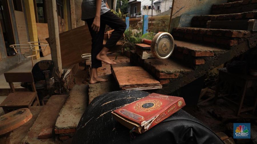 Banjir luapan Kali Pesanggarahan yang jebol merendam lantai dasar sekolah yang terdapat UKS, perpustakaan, musala dan kantin.