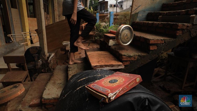 Banjir luapan Kali Pesanggarahan yang jebol merendam lantai dasar sekolah yang terdapat UKS, perpustakaan, musala dan kantin.